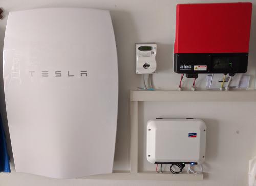 La vista dell'impianto nel suo insieme, comprendente Tesla Powerwall, inverter dei pannelli e inverter della batteria