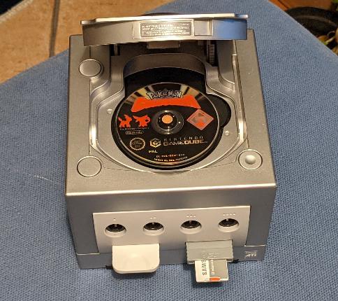 The platinum GameCube and Pokémon Colosseum, that I had since I was a kid, and the memory card, SD gecko and microSD card that I bought for this adventure